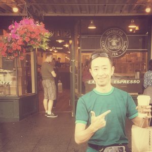 Pike Placeにあるスタバ一号店の前で筆者。行列が少ない朝イチにランニングがてら立ち寄り