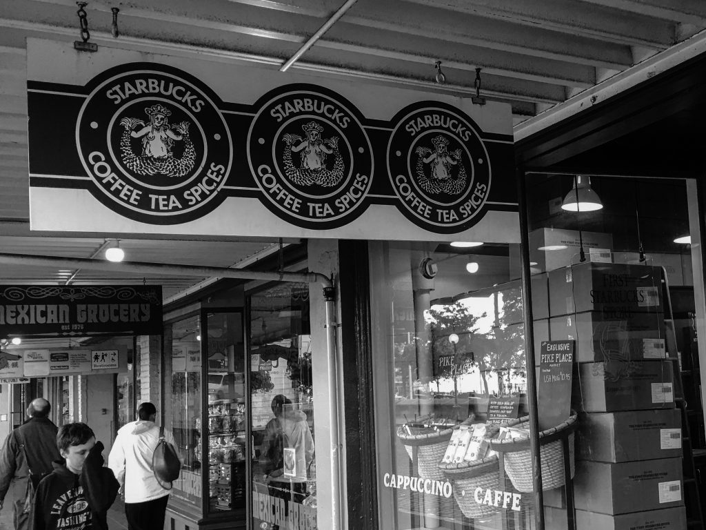 スタバ初代ロゴ。二つの尾を持つ人魚セイレーンをモデルにした。