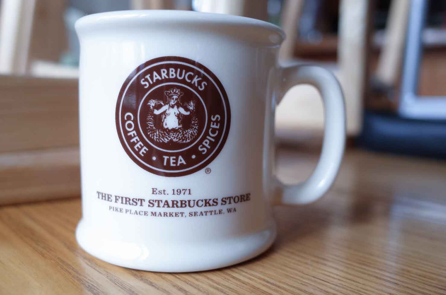 初代ロゴバージョンのマグカップ。