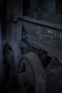 運搬に使ったトロッコかな？