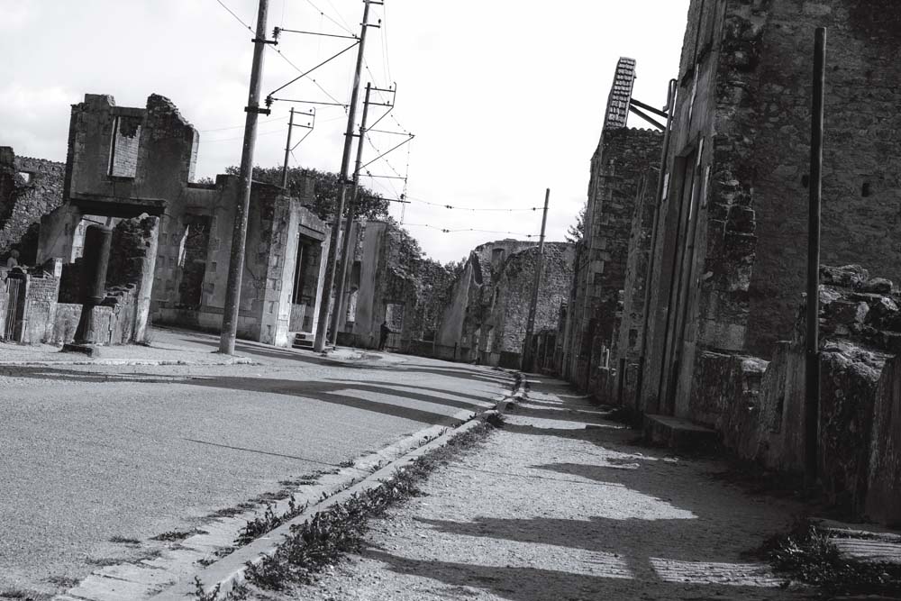 オラドゥール=シュル=グラヌの電柱と電線の存在が、最近のものであることを感じさせる。古代遺跡ではないのだ