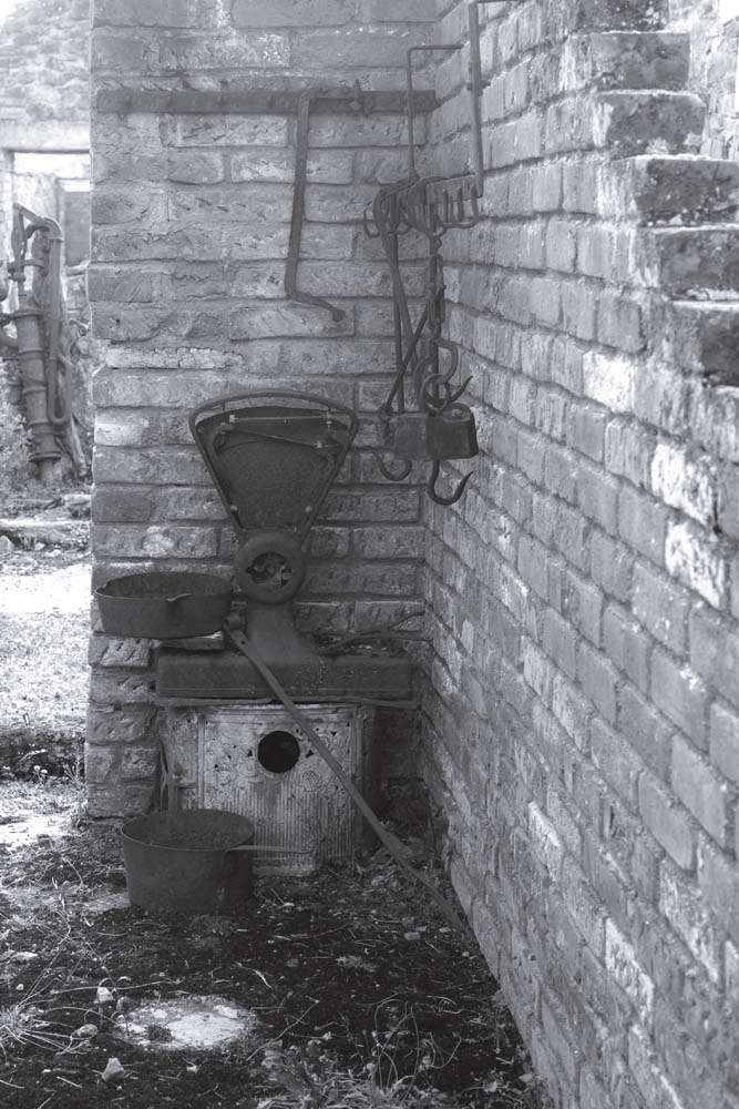 オラドゥール=シュル=グラヌの肉屋さんか？秤のようにみえるが