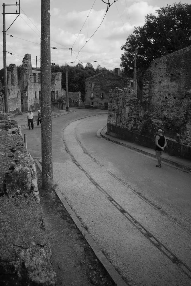 オラドゥール=シュル=グラヌの訪問者がゆっくり散策している