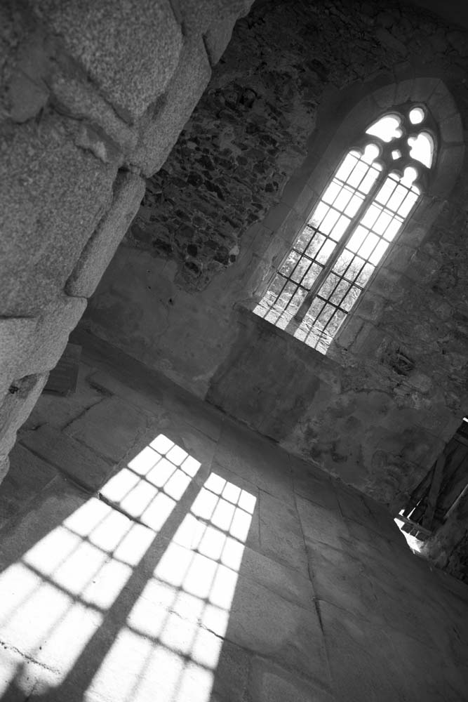 オラドゥール=シュル=グラヌの教会に差し込む陽。壁には銃弾の痕が無数にある