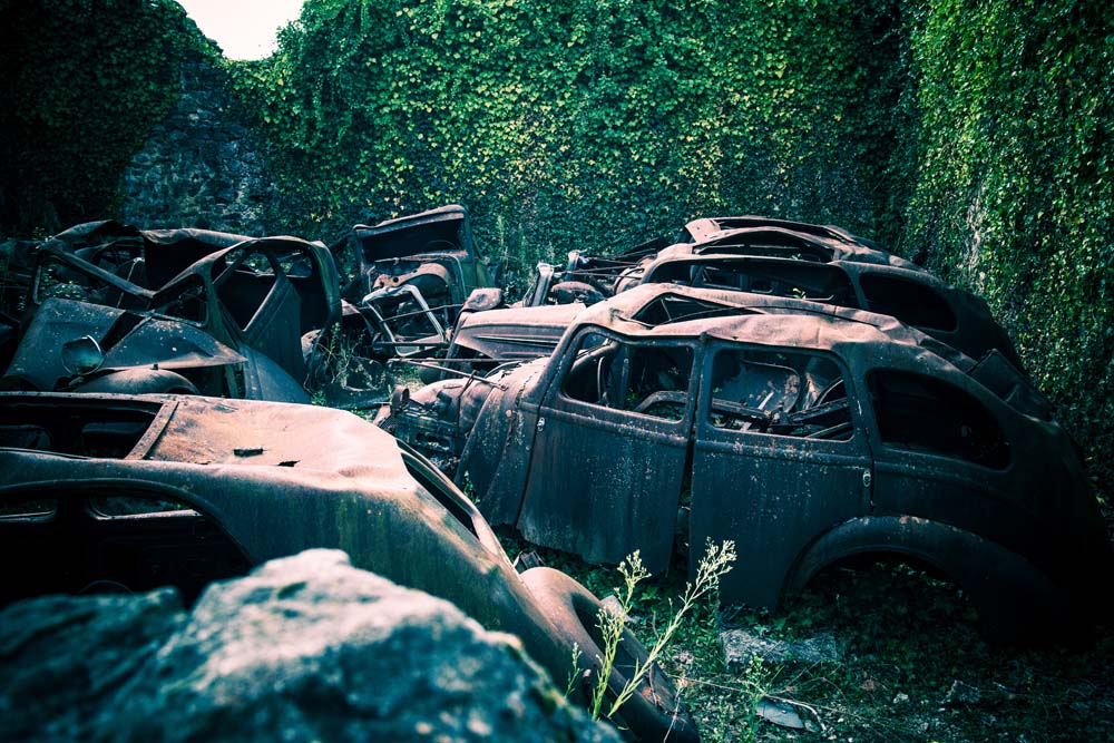 オラドゥール=シュル=グラヌ。わずかに残された数台の自動車に魂を感じる