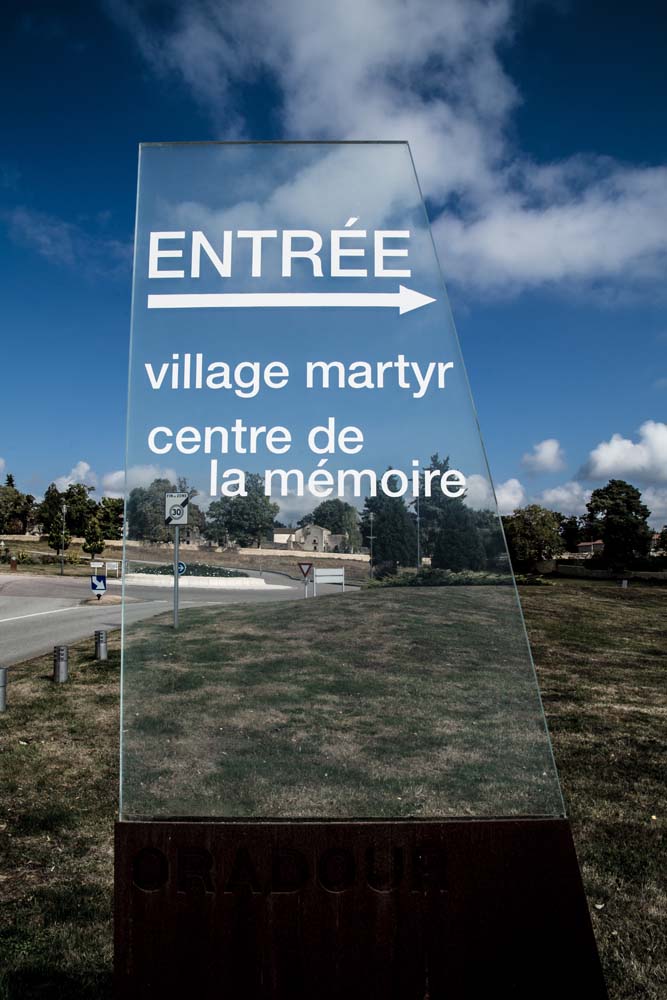 オラドゥール=シュル=グラヌのメモリアルセンター標識
