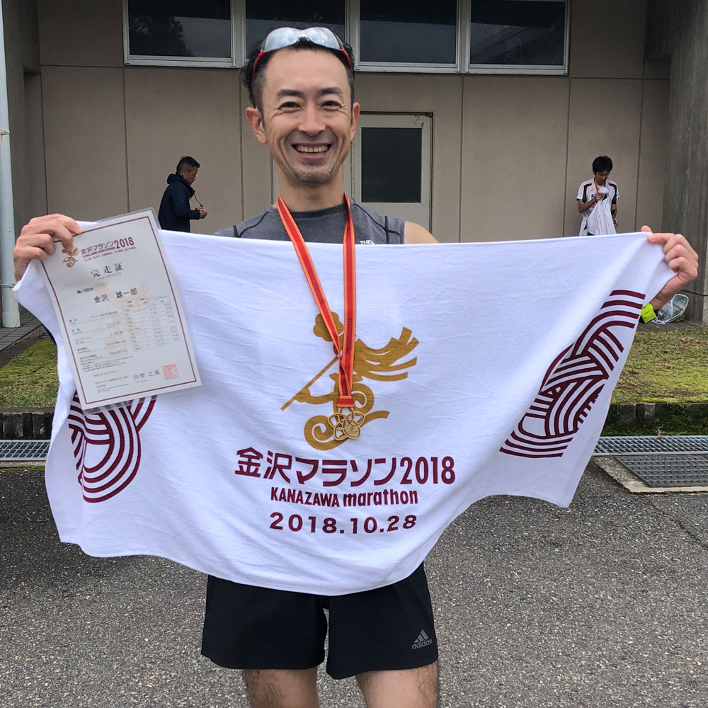 脚の痛みをこらえつつ作り笑い